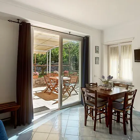 Parco Vittoria Holidays House 2* אנה קאפרי
