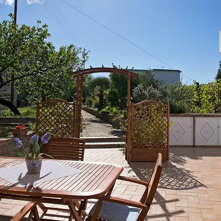 Parco Vittoria Holidays House בית הארחה